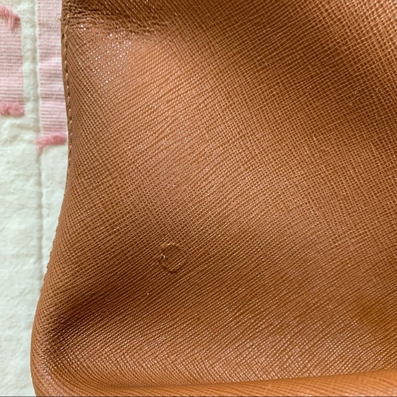 Jet Set Medium Saffiano Leather Top-Zip Tote Bag - Picture 13 of 16